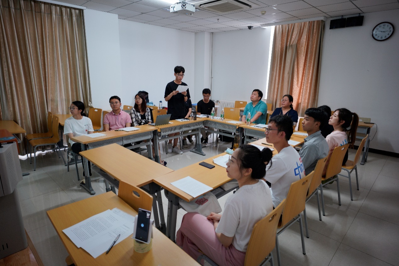 会议室里的人们描述已自动生成